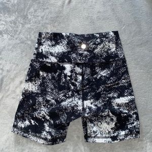 Lululemon 6 in biker shorts